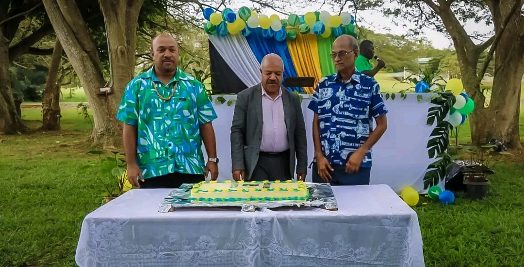 High Commissioner, H.E. William Soaki, Honourable Powes Parkop, the Governor for NCD, Professor Lohi Matainaho- the Vice Chancellor of the Pacific Adventist University, before cutting of the Independence Cake.